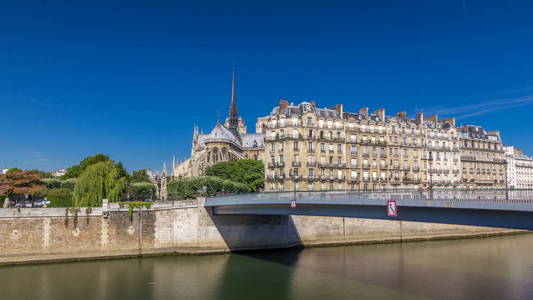 塞纳河和巴黎圣母院游戏中时光倒流 hyperlapse 是巴黎最著名的标志之一。圣路易桥。在阳光灿烂的夏天的一天从路堤查看