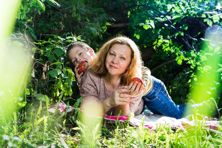 在夏日阳光明媚的日子里, 妈妈和儿子在公园里玩得很开心。
