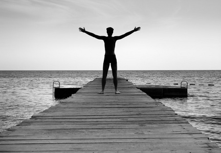 享受生活在大自然中的自由人照片