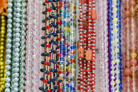 美丽的彩色珠项链形式, 奇妙的彩色珠子项链形式作为背景, 纹理