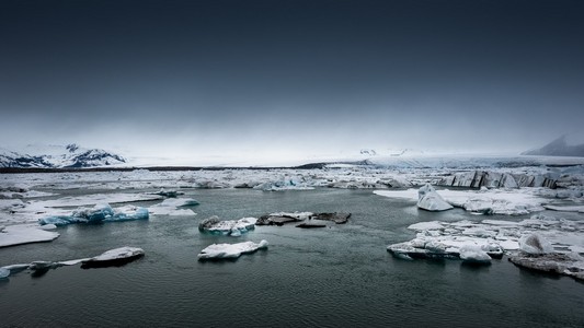 冰山在冰川湖图片