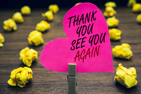 商务照片文本欣赏感谢感谢我会很快回来回形针持有粉红色书面心木地板