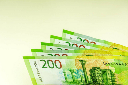 200卢布纸币在光背景下照片