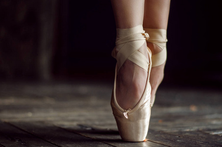 美丽的舞者在尖角鞋