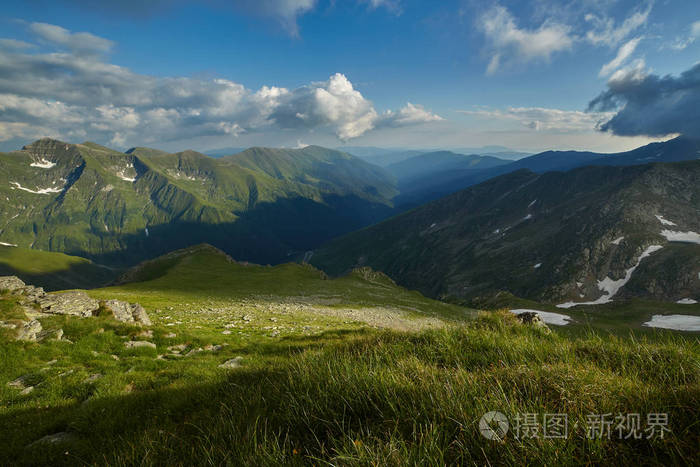 夏季高石山脉全景图