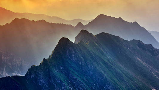 夏季高石山的黄昏景观