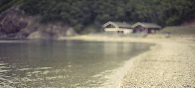 散焦海滨夏季景观单色水卵石自然山湾。海洋的自然背景