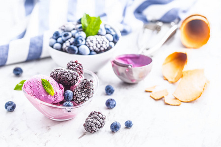 蓝莓和黑莓冰淇淋在碗里冻水果