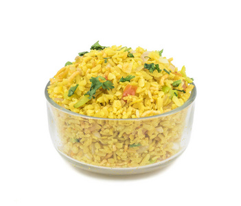 印度早餐盘 Poha 也知道泼河或 Aalu Poha 由被殴打的米或平的米组成。用芥末凉洋葱咖喱叶和姜黄在油中轻轻煎成的