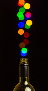 五颜六色的彩灯浮动的瓶子