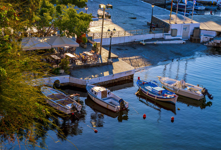 船在 Voulismeni 湖, 阿基欧斯尼可拉斯, 克里特岛, 希腊