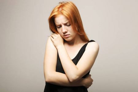 虐待的女孩美丽的脆弱的红头发的年轻女子在黑暗中.