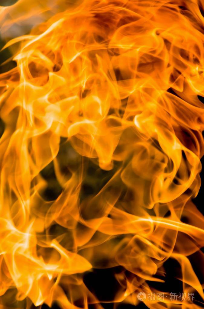 黑色背景上的火火焰