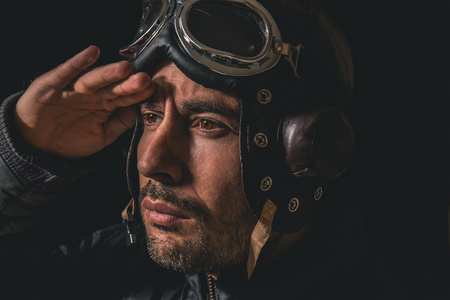 飞行员头盔和护目镜看着远处的人的肖像