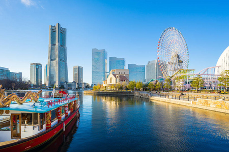 日本横滨市和横滨市在日落时，天际线