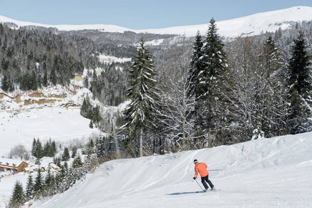在黑山一个阳光明媚的冬日, 滑雪者在雪中滑雪, 在山上滑雪