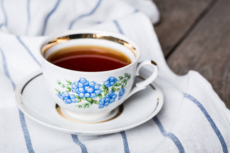 杯红茶在中国茶杯和茶碟