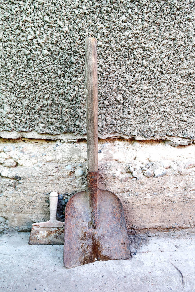 墙上的旧铲子