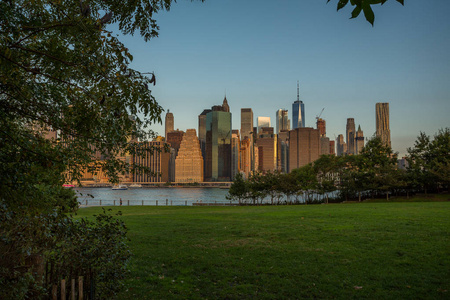纽约天际线景观从布鲁克林大桥公园绿道的曝光
