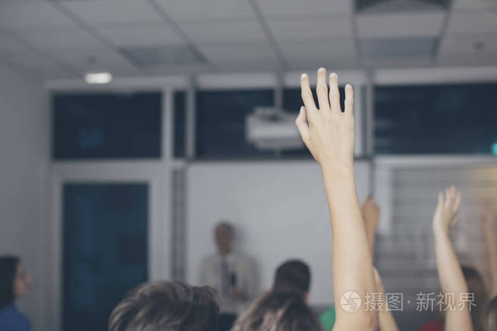一群小学生和女学生举手回答问题照片 正版商用图片0ptxf7 摄图新视界