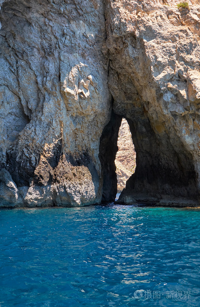 在马耳他岛南部内蓝洞