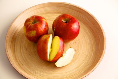 红苹果在桌子上的木制板上