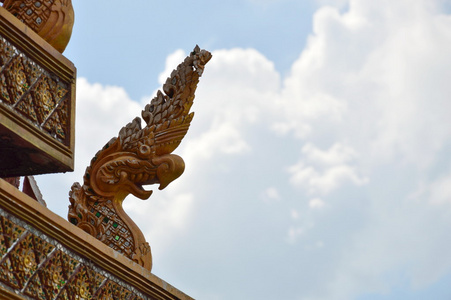 那珂王的蛇雕像在庙顶上图片