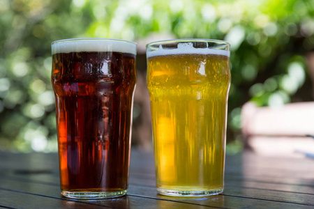 新西兰箭镇一家酒馆里一品脱英国苦黄啤酒照片