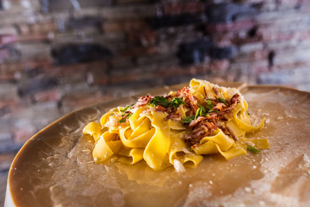 意大利面食栗子与 panchetta 在一个大块干酪干酪。餐厅餐饮服务