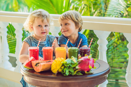 儿童饮用丰富多彩的健康果汁。西瓜木瓜芒果菠菜龙果