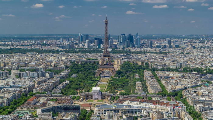 从埃菲尔铁塔和拉德芳斯区的蒙帕纳斯大厦上背景游戏中时光倒流在巴黎