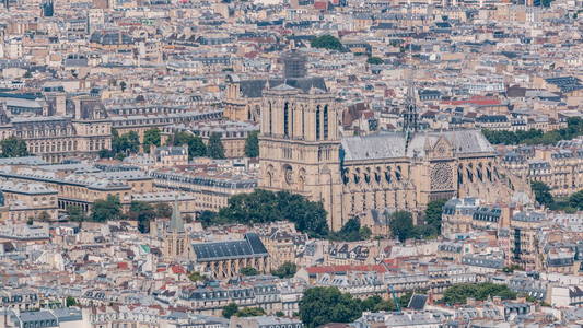 顶视图的巴黎天际线从游戏中时光倒流。主要的欧洲大城市与巴黎圣母院的地标。从观景台的蒙帕纳斯大厦鸟瞰。巴黎，法国