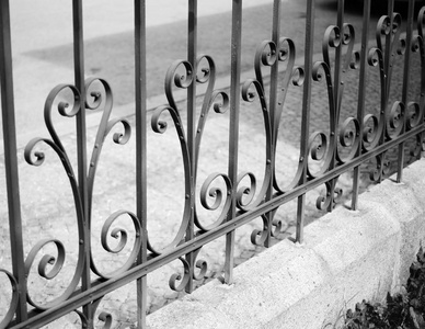 铁栅栏创造了有趣的模式.黑白照片照片