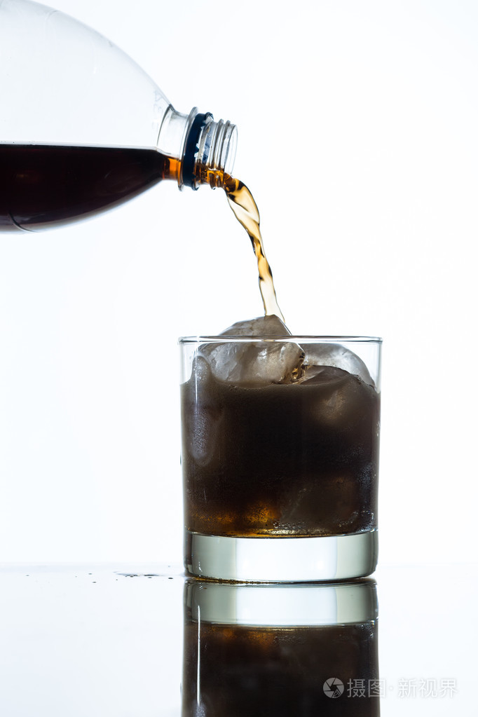 倒可乐喝进玻璃