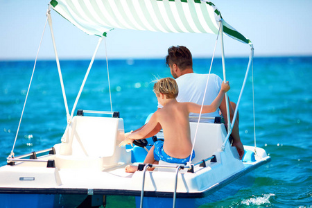 快乐的家庭, 父子在暑假里享受海上双体船的海洋探险