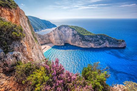 Navagio 海滩与沉船和日落在希腊扎金索斯岛上鲜花