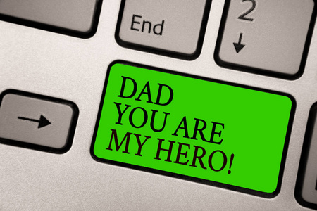 写笔记显示爸爸你是我的英雄。商业照片展示钦佩你的父亲爱的感觉恭维银色灰色计算机键盘绿色按钮与黑色字母