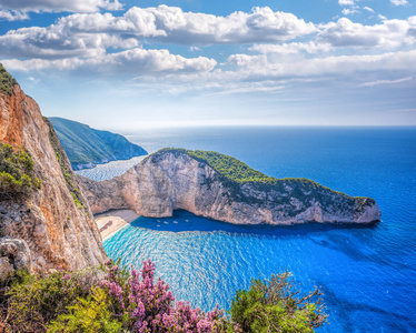 Navagio 海滩与沉船和日落在希腊扎金索斯岛上鲜花