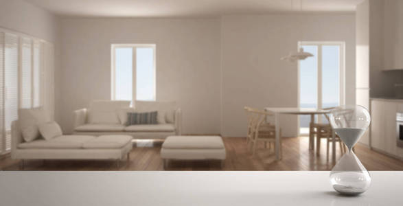 白色桌或架子与水晶沙漏测量通过时间在模糊的空白空间, 客厅与厨房, 建筑学室内设计, 拷贝空间背景