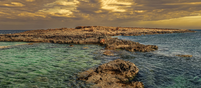 Qawra 小镇附近的马耳他海岸