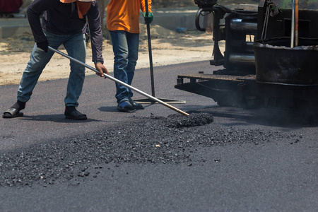 在筑路工地工作的工人