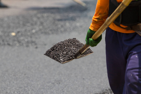 在筑路工地工作的工人