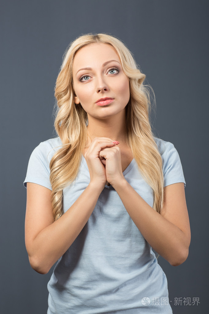 漂亮的金发女孩祈祷