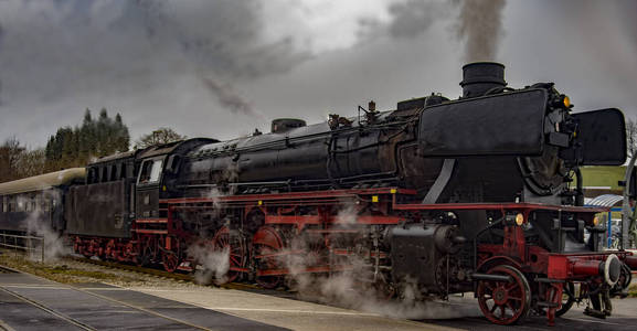 蒸汽火车膨化复古黑色蒸汽动力火车照片
