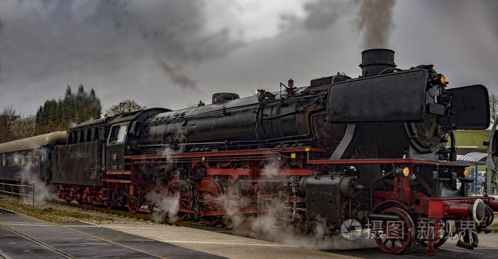 复古黑色蒸汽动力火车