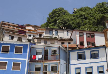 Cudillero 的多彩建筑