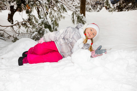 可爱快乐的小女孩高兴地笑着在相机上冬季的阳光明媚的一天的肖像