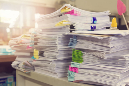 堆未完成的文件在办公室桌上，堆栈的商务用纸，复古效果