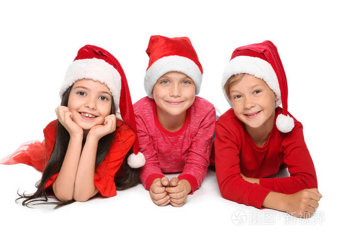 在白色背景的圣诞老人帽子可爱的小朋友。圣诞庆典