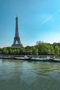 巴黎, 法国, 在晴朗的日子里漂浮着小船的埃菲尔铁塔